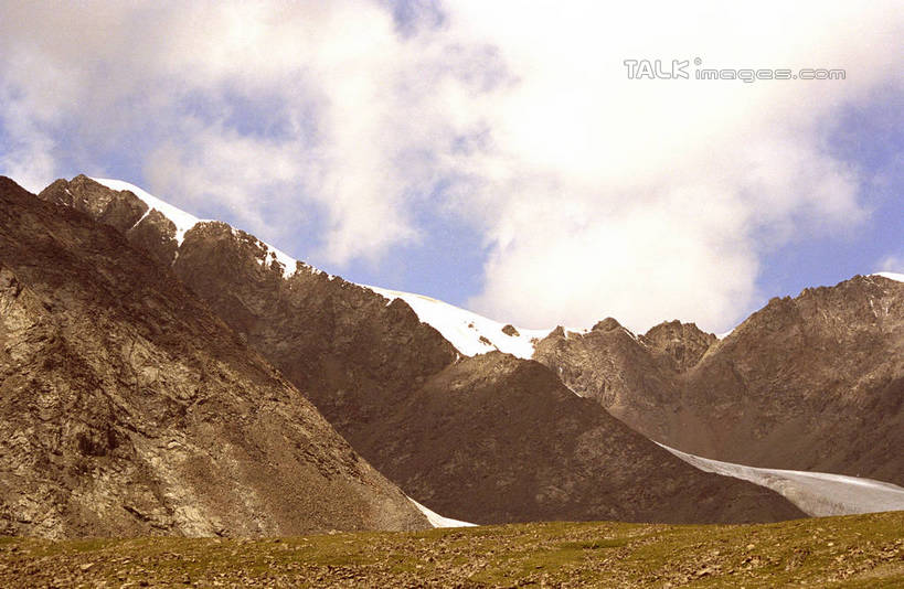 无人,横图,室外,白天,正面,旅游,度假,石头,美景,山,雪,雪山,大雪,哈萨克斯坦,中国,亚洲,阴影,光线,石子,影子,冰,积雪,景观,山顶,山峰,雪景,云,云朵,冬季,冬天,山峦,云彩,娱乐,蓝色,白云,蓝天,天空,阳光,自然,天,享受,休闲,景色,放松,寒冷,晴朗,冰冷,中亚,自然风光,东亚,丝绸之路,天山,乌鲁木齐,新疆,一号冰川,首府,中华人民共和国,严寒,冰凉,酷寒,凛冽,凛凛,极冷,乌鲁木齐市,新疆维吾尔自治区,西北地区,白山,颠峰,极峰,哈萨克斯坦共和国,石块,晴空,彩图,天山乌鲁木齐河源1号冰川,新,shzwj1