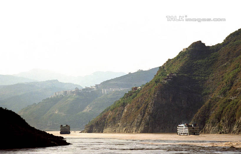 无人,横图,室外,白天,正面,旅游,度假,河流,石头,美景,森林,山,山脉,树林,水,植物,船,长江三峡,重庆,中国,亚洲,阴影,光线,石子,影子,河水,景观,山顶,山峰,水流,木船,山峦,娱乐,树,树木,蓝色,绿色,蓝天,天空,阳光,自然,交通工具,群山,天,享受,休闲,景色,放松,生长,晴朗,成长,舟,自然风光,载具,东亚,湖北,湖北省,万里无云,中华人民共和国,西南地区,重庆市,渝,奉节县,巫山县,华中地区,鄂,宜昌,宜昌市,恩施,恩施州,恩施土家族苗族自治州,颠峰,极峰,巴东县,石块,晴空,晴空万里,彩图,白帝城,南津关,秭归,秭归县,shzwj1