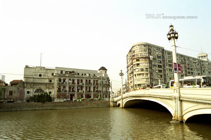 无人,高楼大厦,横图,室外,白天,正面,度假,河流,石头,美景,水,植物,城市风光,城市,大厦,建筑,路灯,摩天大楼,公共汽车,照明,上海,中国,亚洲,阴影,波纹,光线,石子,影子,河水,景观,水流,桥,灯光,巴士,公交车,涟漪,娱乐,建设,虹口区,石桥,拱桥,栈桥,车,灯,树,树木,蓝色,绿色,倒影,蓝天,水纹,天空,阳光,自然,交通工具,波浪,天,享受,休闲,景色,放松,拱形,生长,晴朗,成长,人行桥,石拱桥,照亮,申,倒映,照明设备,载具,东亚,河滨大楼,上海市,万里无云,中华人民共和国,沪,华东地区,水晕,反照,石块,晴空,晴空万里,彩图,大楼,高层建筑,高楼,摩天楼,北苏州路,shzwj1