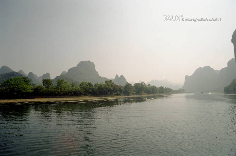 无人,横图,室外,白天,正面,旅游,度假,河流,石头,美景,森林,山,山脉,树林,水,植物,桂林,中国,亚洲,阴影,波纹,光线,石子,影子,河水,景观,山顶,山峰,水流,涟漪,山峦,娱乐,树,树木,蓝色,绿色,倒影,蓝天,水纹,天空,阳光,自然,波浪,群山,天,享受,休闲,景色,放松,生长,晴朗,成长,广西,倒映,自然风光,东亚,漓江,阳朔,万里无云,广西壮族自治区,中华人民共和国,桂林市,桂,华南地区,水晕,颠峰,极峰,反照,阳朔县,石块,晴空,晴空万里,彩图,shzwj1