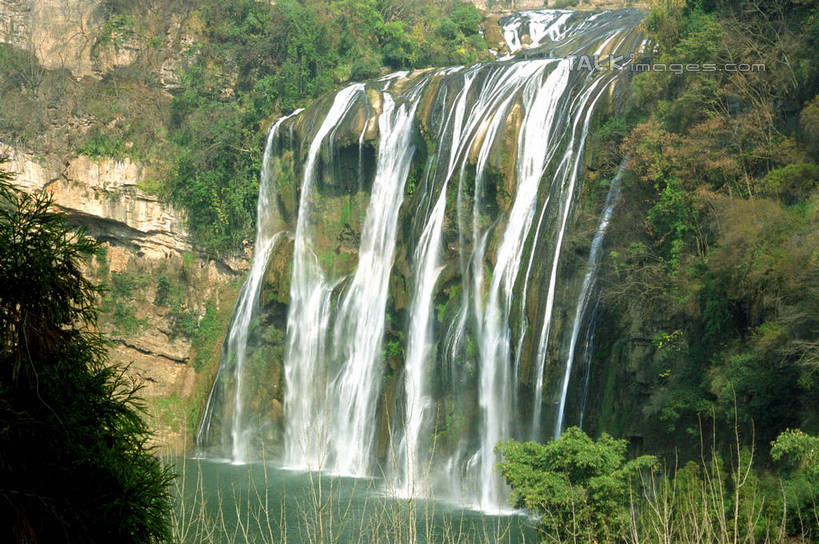 无人,横图,室外,白天,正面,旅游,度假,石头,美景,瀑布,山,山脉,水,植物,黄果树瀑布,中国,亚洲,阴影,飞溅,溅,光线,石子,液体,影子,景观,山顶,山峰,水滴,山峦,娱乐,水珠,树,树木,绿色,阳光,自然,群山,享受,休闲,景色,放松,生长,成长,喷洒,自然风光,东亚,贵州,贵州省,安顺,中华人民共和国,安顺市,黔,西南地区,颠峰,极峰,黄果树大瀑布,跌水,石块,彩图,镇宁布依族苗族自治县,镇宁县,shzwj1