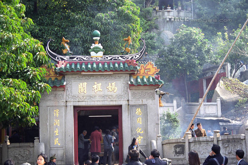 东方人,寺庙,站,横图,室外,白天,正面,旅游,度假,名胜古迹,树林,植物,标志建筑,地标,建筑,澳门,中国,亚洲,行人,游客,游人,阴影,服装,节日,遗迹,光线,标志,瓦片,文字,影子,字符,屋顶,许多人,燃烧,顶棚,瓦,注视,休闲装,黄种人,古迹,文化,文物,娱乐,标识,建设,古建筑,路人,旅客,树,树木,衣服,绿色,阳光,自然,香火,庙宇,观察,看,祈祷,站着,一群人,享受,休闲,健康,休闲服,汉字,旅游胜地,放松,许愿,宗教,建造,服饰,信仰,生长,成长,观看,纪念,祈求,察看,关注,中文,古文明,东亚,屋瓦,妈祖阁,妈阁庙,港澳台,中华人民共和国,国文,华文,澳门特别行政区,澳,过客,平安,男人,男性,年轻男性,年轻女性,女人,女性,亚洲人,站立,半身,彩图,庙,寺,shzwj1