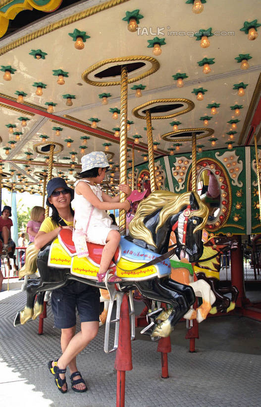 西方人,游乐园,站,坐,竖图,室外,白天,正面,度假,游戏,美景,城市风光,城市,游乐场,欧洲,澳大利亚,欧洲人,行人,游客,游人,服装,景观,许多人,玩,注视,休闲装,娱乐,路人,旅客,衣服,观察,看,站着,一群人,享受,休闲,休闲服,旋转木马,景色,放松,服饰,游乐设施,观看,活动,察看,发泄,关注,消遣,智力,木马,大洋洲,澳洲,黄金海岸,昆士兰州,南方大陆,宣泄,澳大利亚联邦,昆士兰,乐园,主题公园,游艺设施,过客,澳大利亚黄金海岸,男人,男性,年轻男性,年轻女性,女人,女性,白种人,玩耍,嬉戏,站立,坐着,半身,彩图,人造公园,主题乐园,shzwj1