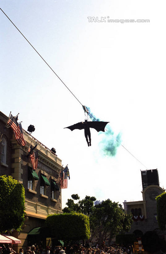 西方人,家,站,竖图,室外,白天,仰视,旅游,度假,植物,标志建筑,地标,建筑,欧洲,澳大利亚,欧洲人,行人,游客,游人,阴影,服装,光线,影子,房屋,屋子,公寓,许多人,注视,休闲装,娱乐,建设,洋房,楼房,路人,旅客,住宅,树,树木,衣服,蓝色,绿色,蓝天,天空,阳光,自然,天,观察,看,站着,一群人,享受,休闲,休闲服,旅游胜地,放松,服饰,生长,晴朗,成长,观看,察看,关注,大洋洲,澳洲,黄金海岸,昆士兰州,万里无云,南方大陆,澳大利亚联邦,昆士兰,过客,澳大利亚黄金海岸,男人,男性,年轻男性,年轻女性,女人,女性,白种人,晴空,晴空万里,站立,半身,彩图,低角度拍摄,房子,冲浪者天堂,华纳电影世界,华纳兄弟电影世界,shzwj1