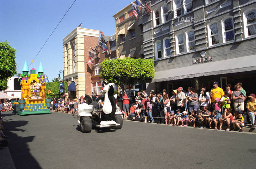 西方人,家,站,坐,横图,室外,白天,仰视,旅游,度假,标志建筑,道路,地标,建筑,路,公路,欧洲,澳大利亚,欧洲人,行人,游客,游人,阴影,服装,光线,影子,房屋,屋子,交通,许多人,注视,休闲装,娱乐,建设,楼房,路人,旅客,住宅,衣服,蓝色,蓝天,天空,阳光,天,观察,看,站着,一群人,享受,休闲,休闲服,旅游胜地,放松,服饰,晴朗,观看,察看,衣着,穿着,关注,大洋洲,澳洲,表演服,演出服,黄金海岸,昆士兰州,万里无云,南方大陆,澳大利亚联邦,昆士兰,衣饰,过客,澳大利亚黄金海岸,道具服,男人,男性,年轻男性,年轻女性,女人,女性,白种人,晴空,晴空万里,马路,站立,坐着,半身,彩图,低角度拍摄,房子,冲浪者天堂,华纳电影世界,华纳兄弟电影世界,shzwj1