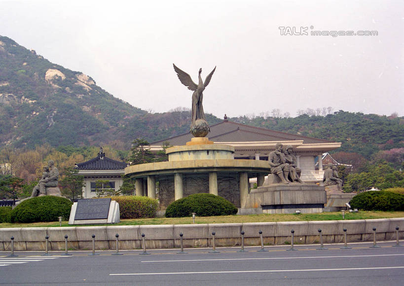 无人,横图,室外,白天,正面,旅游,度假,草地,草坪,石头,美景,山,山脉,植物,标志建筑,地标,建筑,雕塑,青瓦台,首尔,汉城,韩国,亚洲,阴影,艺术,装饰,光线,雕刻,雕像,石子,影子,景观,山顶,山峰,山峦,首都,娱乐,建设,草,树,树木,蓝色,绿色,蓝天,天空,阳光,自然,工艺品,群山,天,享受,休闲,旅游胜地,景色,放松,生长,晴朗,成长,纪念,美术,官邸,自然风光,主题,陈列,东亚,万里无云,功能,美学,大韩民国,首尔市,首尔特别市,特别市,钟路区,世宗路,颠峰,极峰,石块,晴空,晴空万里,彩图,shzwj1