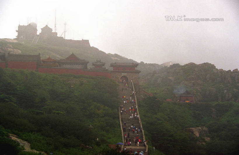 东方人,走,横图,室外,白天,正面,旅游,度假,建材,石头,美景,名胜古迹,森林,树林,植物,楼梯,标志建筑,地标,建筑,泰山,中国,亚洲,行人,游客,游人,阴影,服装,遗迹,光线,材料,沙子,石子,影子,阶梯,景观,沙,山顶,许多人,注视,休闲装,黄种人,古迹,文物,娱乐,建设,古建筑,山东,路人,旅客,台阶,树,树木,衣服,蓝色,绿色,蓝天,天空,阳光,自然,天,观察,看,一群人,享受,休闲,休闲服,旅游胜地,景色,放松,建造,服饰,生长,晴朗,成长,观看,砂,矿产,察看,关注,自然风光,古文明,东亚,山东省,泰安,万里无云,中华人民共和国,华东地区,鲁,泰安市,颠峰,极峰,过客,岱山,岱宗,东岳,中国五岳之首,男人,男性,年轻男性,年轻女性,女人,女性,亚洲人,石块,晴空,晴空万里,步行,散步,走路,半身,彩图,shzwj1