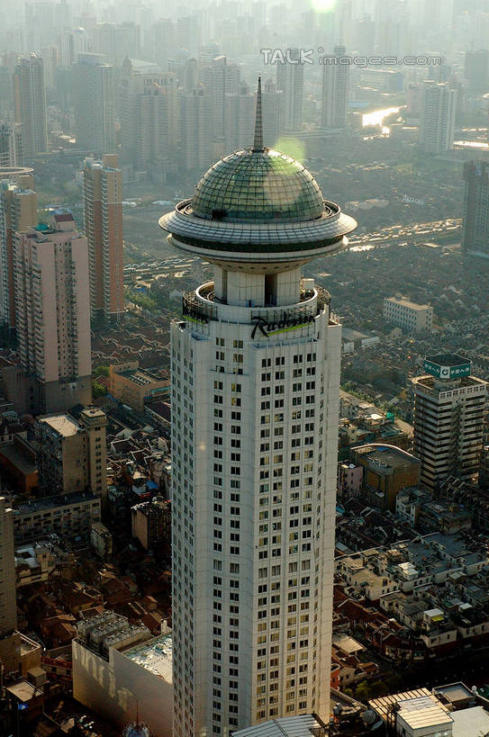 无人,宾馆,家,高楼大厦,竖图,俯视,航拍,室外,白天,度假,美景,植物,城市风光,标志建筑,城市,大厦,地标,建筑,酒店,摩天大楼,上海,中国,亚洲,阴影,光线,影子,房屋,屋子,景观,公寓,建筑群,娱乐,建设,洋房,楼房,住宅,树,树木,绿色,阳光,自然,享受,休闲,景色,放松,生长,成长,旅社,申,鸟瞰,黄浦区,上海新世界丽笙大酒店,东亚,上海市,中华人民共和国,沪,华东地区,彩图,高角度拍摄,房子,大楼,高层建筑,高楼,客店,客栈,旅店,旅馆,摩天楼,商旅,shzxz1