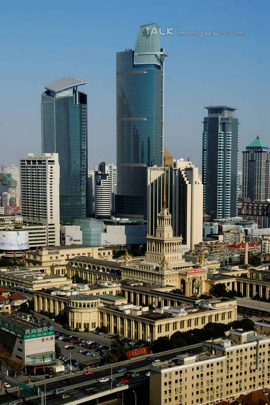 无人,高楼大厦,竖图,俯视,航拍,室外,白天,度假,美景,城市风光,标志建筑,城市,大厦,道路,地标,建筑,路,摩天大楼,公路,上海,中国,亚洲,阴影,光线,影子,景观,建筑群,分界线,停车线,交通,娱乐,建设,南京西路,蓝色,蓝天,天空,阳光,天,享受,休闲,景色,放松,晴朗,车行道,车行道分界线,恒隆广场,申,鸟瞰,标线,东亚,车行线,静安区,上海市,万里无云,中华人民共和国,沪,华东地区,晴空,晴空万里,马路,彩图,高角度拍摄,大楼,高层建筑,高楼,摩天楼,shzxz1