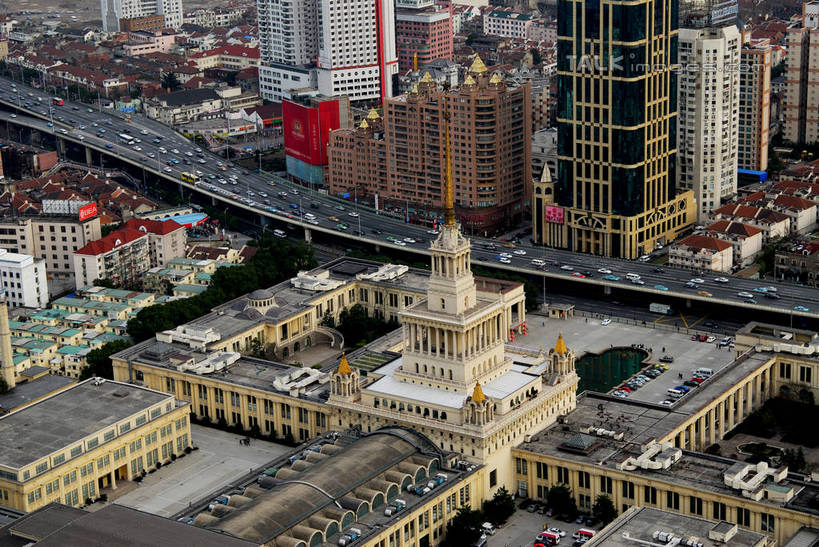 无人,宾馆,高楼大厦,横图,俯视,航拍,室外,白天,度假,美景,植物,城市风光,标志建筑,城市,大厦,道路,地标,建筑,酒店,路,摩天大楼,公路,汽车,上海,中国,亚洲,许多,景观,高架,建筑群,交通,很多,娱乐,建设,车,树,树木,南京西路,绿色,自然,交通工具,轿车,享受,休闲,景色,放松,生长,成长,恒隆广场,申,鸟瞰,载具,高架桥,东亚,静安区,上海市,高架道路,跨线桥,中华人民共和国,沪,华东地区,彩图,高角度拍摄,大楼,高层建筑,高楼,客店,客栈,旅店,旅馆,旅舍,摩天楼,shzxz1