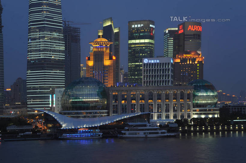 无人,高楼大厦,横图,彩色,室外,夜晚,正面,度假,河流,美景,水,城市风光,标志建筑,城市,大厦,地标,建筑,摩天大楼,霓虹灯,夜景,船,上海,中国,亚洲,一艘,阴影,朦胧,模糊,光线,影子,河水,景观,水流,建筑群,灯光,游艇,七彩,娱乐,光源,建设,浦东,霓虹,灯,交通工具,享受,休闲,景色,放松,申,照明设备,载具,国际会展中心,浦东新区,东亚,上海市,中华人民共和国,沪,华东地区,氖灯,彩图,大楼,高层建筑,高楼,摩天楼,上海国际会展中心,shzxz1