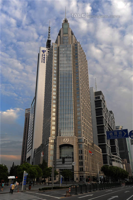 无人,高楼大厦,竖图,室外,白天,仰视,度假,美景,城市风光,标志建筑,城市,大厦,地标,建筑,摩天大楼,上海,中国,亚洲,阴影,光线,影子,景观,云,云朵,云彩,娱乐,建设,浦东,蓝色,白云,蓝天,天空,阳光,天,享受,休闲,景色,放松,晴朗,申,浦东新区,世纪大道,东亚,上海市,中华人民共和国,沪,华东地区,上海信息大楼,晴空,彩图,低角度拍摄,大楼,高层建筑,高楼,摩天楼,上海信息大厦,信息大楼,信息大厦,shzxz1