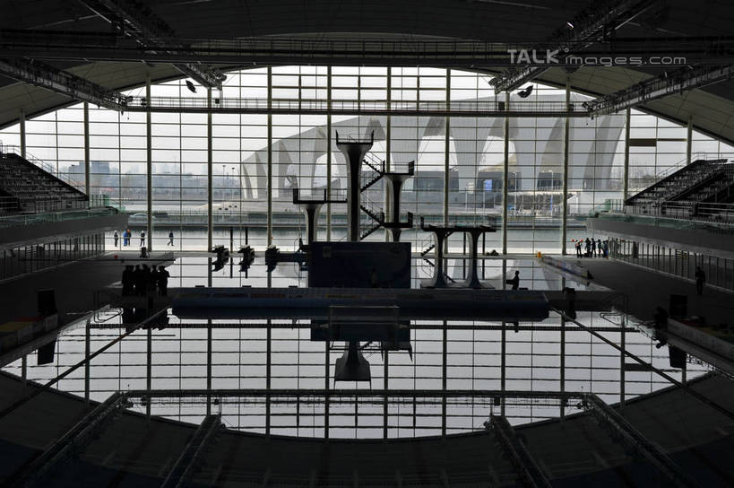 无人,体育馆,游泳池,横图,室内,白天,正面,度假,美景,水,窗户,落地窗,城市风光,城市,照明,上海,中国,亚洲,景观,水池,水面,看台,灯光,背光,娱乐,运动器械,泳池,浦东,顶灯,玻璃窗,座位,灯,灯具,享受,休闲,健身器械,景色,放松,照亮,申,游泳馆,照明设备,跳板,健身器材,逆光,浦东新区,上海东方体育中心,东亚,上海市,中华人民共和国,沪,华东地区,坐位,彩图,海上皇冠,上海水上竞技中心,助跳板,运动器材,shzxz1