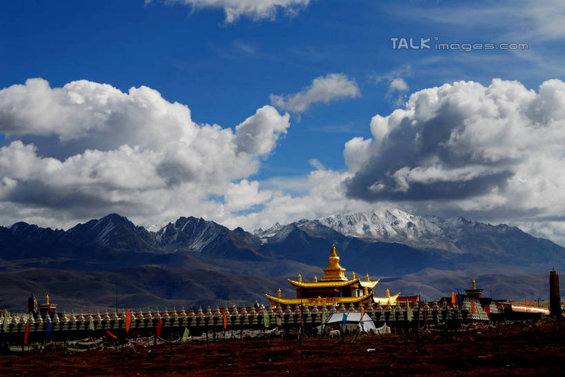 无人,寺庙,横图,室外,白天,正面,旅游,度假,名胜古迹,山,雪,雪山,大雪,标志建筑,地标,建筑,中国,亚洲,阴影,节日,遗迹,光线,影子,冰,积雪,山峰,雪景,云,云朵,冬季,冬天,山峦,云彩,古迹,文化,文物,娱乐,建设,古建筑,蓝色,白云,蓝天,天空,阳光,庙宇,天,祈祷,享受,休闲,健康,旅游胜地,放松,寒冷,许愿,宗教,佛教,信仰,四川省,晴朗,纪念,祈求,冰冷,古文明,东亚,四川,康定,甘孜藏族自治州,康定县,塔公寺,中华人民共和国,西南地区,严寒,川,甘孜,甘孜州,冰凉,酷寒,凛冽,凛凛,极冷,释教,平安,晴空,彩图,庙,寺,塔公镇,shzxz1