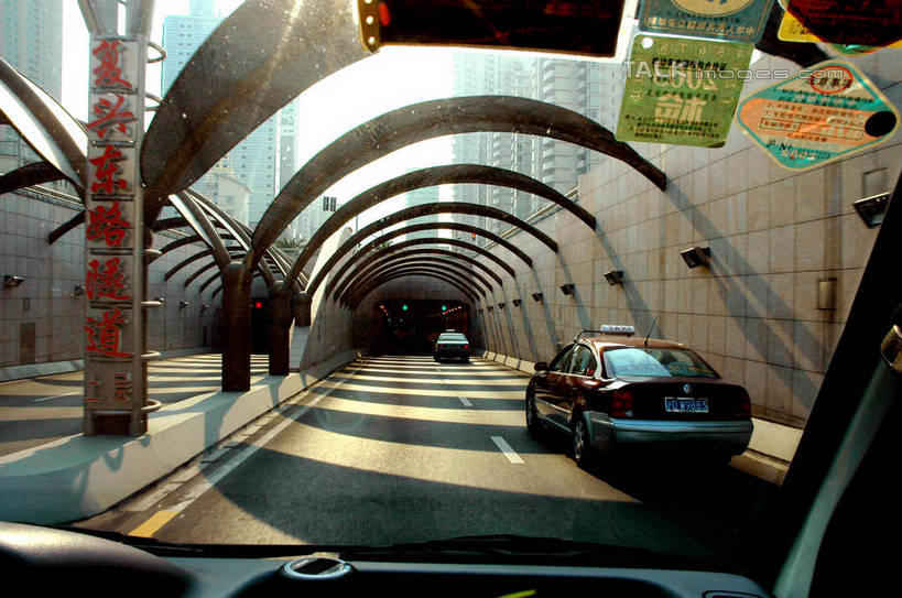 无人,高楼大厦,横图,室内,白天,正面,度假,美景,城市风光,城市,大厦,道路,建筑,路,摩天大楼,公路,汽车,上海,中国,亚洲,隧道,标志,文字,字符,景观,分界线,停车线,交通,娱乐,标识,车,交通工具,轿车,享受,休闲,汉字,景色,放松,车行道,车行道分界线,申,地道,中文,载具,标线,黄浦区,东亚,车行线,上海市,中华人民共和国,沪,华东地区,国文,华文,马路,彩图,大楼,高层建筑,高楼,摩天楼,复兴东路,复兴东路隧道,shzxz1