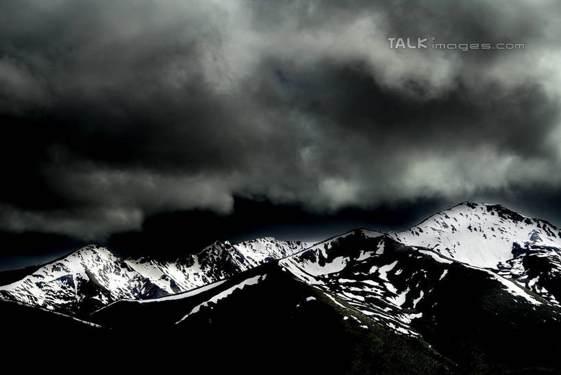 无人,横图,室外,白天,仰视,旅游,度假,石头,美景,山,山脉,峡谷,雪,雪山,大雪,中国,亚洲,纹路,石子,纹理,冰,积雪,景观,山峰,乌云,雪景,云,阴天,云朵,冬季,冬天,山谷,山峦,云彩,娱乐,德钦,迪庆,云南,天空,自然,群山,天,享受,休闲,景色,放松,寒冷,连绵,冰冷,昏暗,绵延,阴沉,岩层,自然风光,山岭,东亚,迪庆藏族自治州,云南省,德钦县,白马雪山,肌理,中华人民共和国,西南地区,严寒,冰凉,酷寒,凛冽,凛凛,极冷,滇,迪庆州,联贯,石块,岩石,彩图,低角度拍摄,shzxz1