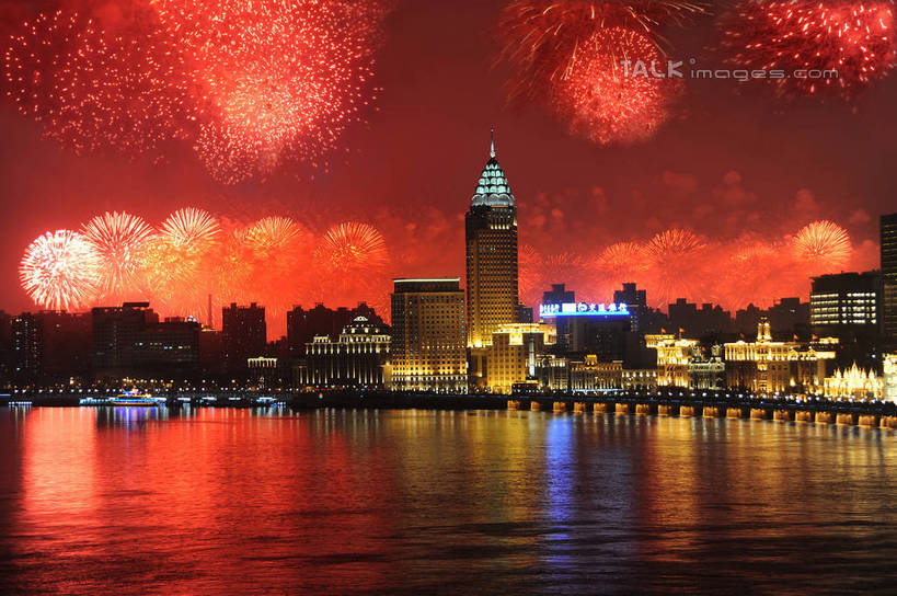 无人,高楼大厦,横图,全景,彩色,室外,夜晚,正面,度假,河流,美景,水,天际线,城市风光,标志建筑,城市,大厦,地标,建筑,摩天大楼,霓虹灯,烟火,夜景,上海,中国,亚洲,朦胧,模糊,时间,时钟,河水,景观,水流,建筑群,钟楼,灯光,七彩,辉煌,计时,娱乐,光源,建设,黄浦江,霓虹,灯,焰火,钟表,外滩,享受,休闲,灿烂,表,景色,放松,上海大厦,璀璨,申,照明设备,礼花,光辉,黄浦区,浦西,东亚,万国建筑博览群,外滩万国建筑博览群,上海总会,亚细亚大楼,东风饭店,有利大楼,日清大楼,中国通商银行大楼,招商局大楼,大北电报公司大楼,浦东发展银行大楼,上海海关大楼,交通银行大楼,华俄道胜银行大楼,台湾银行大楼,麦加利银行大楼,友邦大厦,和平饭店南楼,和平饭店北楼,中国银行大楼,怡泰邮船大楼,正金大楼,怡和洋行大楼,东方大楼,英国领事馆,俄罗斯总领事馆,气象信号台,中山东一路,上海市,中华人民共和国,沪,华东地区,氖灯,花炮,礼花炮,塔钟,绚烂,光耀,烟花,钟,彩图,大楼,高层建筑,高楼,摩天楼,黄埔滩,上海外滩,外黄埔滩,shzxz1