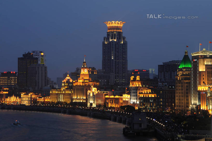 无人,高楼大厦,横图,全景,彩色,室外,夜晚,正面,度假,河流,美景,水,天际线,城市风光,标志建筑,城市,大厦,地标,建筑,摩天大楼,霓虹灯,夜景,上海,中国,亚洲,朦胧,模糊,时间,时钟,河水,景观,水流,建筑群,钟楼,灯光,七彩,计时,娱乐,光源,建设,黄浦江,霓虹,灯,钟表,外滩,享受,休闲,表,景色,放松,上海大厦,申,照明设备,黄浦区,浦西,东亚,万国建筑博览群,外滩万国建筑博览群,上海总会,亚细亚大楼,东风饭店,有利大楼,日清大楼,中国通商银行大楼,招商局大楼,大北电报公司大楼,浦东发展银行大楼,上海海关大楼,交通银行大楼,华俄道胜银行大楼,台湾银行大楼,麦加利银行大楼,友邦大厦,和平饭店南楼,和平饭店北楼,中国银行大楼,怡泰邮船大楼,正金大楼,怡和洋行大楼,东方大楼,英国领事馆,俄罗斯总领事馆,气象信号台,中山东一路,上海市,中华人民共和国,沪,华东地区,氖灯,塔钟,钟,彩图,大楼,高层建筑,高楼,摩天楼,黄埔滩,上海外滩,外黄埔滩,shzxz1