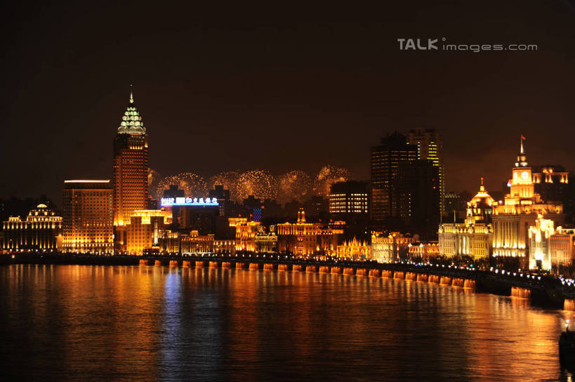 无人,高楼大厦,横图,俯视,室外,夜晚,度假,河流,美景,水,城市风光,标志建筑,城市,大厦,地标,建筑,轮船,摩天大楼,夜景,船,上海,中国,亚洲,阴影,朦胧,模糊,光线,影子,河水,景观,水流,建筑群,灯光,娱乐,建设,黄浦江,交通工具,外滩,享受,休闲,景色,放松,上海大厦,申,载具,黄浦区,浦西,东亚,万国建筑博览群,外滩万国建筑博览群,上海总会,亚细亚大楼,东风饭店,有利大楼,日清大楼,中国通商银行大楼,招商局大楼,大北电报公司大楼,浦东发展银行大楼,上海海关大楼,交通银行大楼,华俄道胜银行大楼,台湾银行大楼,麦加利银行大楼,友邦大厦,和平饭店南楼,和平饭店北楼,中国银行大楼,怡泰邮船大楼,正金大楼,怡和洋行大楼,东方大楼,英国领事馆,俄罗斯总领事馆,气象信号台,中山东一路,上海市,中华人民共和国,沪,华东地区,彩图,高角度拍摄,大楼,高层建筑,高楼,摩天楼,黄埔滩,上海外滩,外黄埔滩,shzxz1