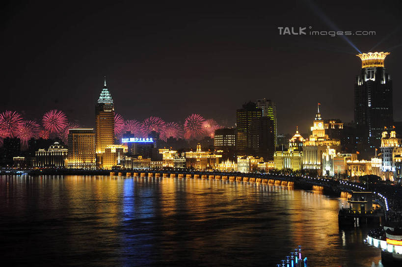 无人,高楼大厦,横图,俯视,室外,夜晚,度假,河流,美景,水,城市风光,标志建筑,城市,大厦,地标,建筑,轮船,摩天大楼,夜景,船,上海,中国,亚洲,阴影,朦胧,模糊,光线,影子,河水,景观,水流,建筑群,灯光,娱乐,建设,黄浦江,交通工具,外滩,享受,休闲,景色,放松,上海大厦,申,载具,黄浦区,浦西,东亚,万国建筑博览群,外滩万国建筑博览群,上海总会,亚细亚大楼,东风饭店,有利大楼,日清大楼,中国通商银行大楼,招商局大楼,大北电报公司大楼,浦东发展银行大楼,上海海关大楼,交通银行大楼,华俄道胜银行大楼,台湾银行大楼,麦加利银行大楼,友邦大厦,和平饭店南楼,和平饭店北楼,中国银行大楼,怡泰邮船大楼,正金大楼,怡和洋行大楼,东方大楼,英国领事馆,俄罗斯总领事馆,气象信号台,中山东一路,上海市,中华人民共和国,沪,华东地区,彩图,高角度拍摄,大楼,高层建筑,高楼,摩天楼,黄埔滩,上海外滩,外黄埔滩,shzxz1