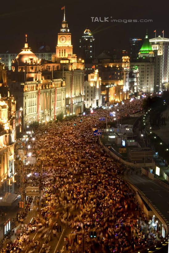 无人,高楼大厦,竖图,俯视,室外,夜晚,度假,河流,美景,水,城市风光,标志建筑,城市,大桥,大厦,道路,地标,建筑,立交桥,路,路灯,摩天大楼,桥梁,夜景,公路,汽车,照明,上海,中国,亚洲,阴影,光线,影子,河水,景观,水流,高架,建筑群,桥,灯光,交通,娱乐,建设,黄浦江,车,灯,灯具,交通工具,轿车,外滩,享受,休闲,射灯,景色,放松,上海大厦,照亮,申,照明设备,载具,高架桥,黄浦区,浦西,东亚,万国建筑博览群,外滩万国建筑博览群,上海总会,亚细亚大楼,东风饭店,有利大楼,日清大楼,中国通商银行大楼,招商局大楼,大北电报公司大楼,浦东发展银行大楼,上海海关大楼,交通银行大楼,华俄道胜银行大楼,台湾银行大楼,麦加利银行大楼,友邦大厦,和平饭店南楼,和平饭店北楼,中国银行大楼,怡泰邮船大楼,正金大楼,怡和洋行大楼,东方大楼,英国领事馆,俄罗斯总领事馆,气象信号台,中山东一路,上海市,高架道路,跨线桥,中华人民共和国,沪,华东地区,立体交叉桥,马路,彩图,高角度拍摄,大楼,高层建筑,高楼,摩天楼,黄埔滩,上海外滩,外黄埔滩,枢纽立交,系统立交桥,shzxz1