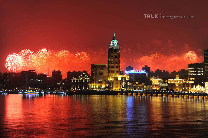 无人,高楼大厦,横图,全景,室外,夜晚,正面,度假,河流,美景,水,天际线,城市风光,标志建筑,城市,大厦,地标,建筑,轮船,摩天大楼,烟火,夜景,船,上海,中国,亚洲,阴影,光线,影子,河水,景观,水流,建筑群,灯光,辉煌,娱乐,建设,黄浦江,焰火,交通工具,外滩,享受,休闲,灿烂,景色,放松,上海大厦,璀璨,申,载具,礼花,光辉,黄浦区,浦西,东亚,万国建筑博览群,外滩万国建筑博览群,上海总会,亚细亚大楼,东风饭店,有利大楼,日清大楼,中国通商银行大楼,招商局大楼,大北电报公司大楼,浦东发展银行大楼,上海海关大楼,交通银行大楼,华俄道胜银行大楼,台湾银行大楼,麦加利银行大楼,友邦大厦,和平饭店南楼,和平饭店北楼,中国银行大楼,怡泰邮船大楼,正金大楼,怡和洋行大楼,东方大楼,英国领事馆,俄罗斯总领事馆,气象信号台,中山东一路,上海市,中华人民共和国,沪,华东地区,花炮,礼花炮,绚烂,光耀,烟花,彩图,大楼,高层建筑,高楼,摩天楼,黄埔滩,上海外滩,外黄埔滩,shzxz1