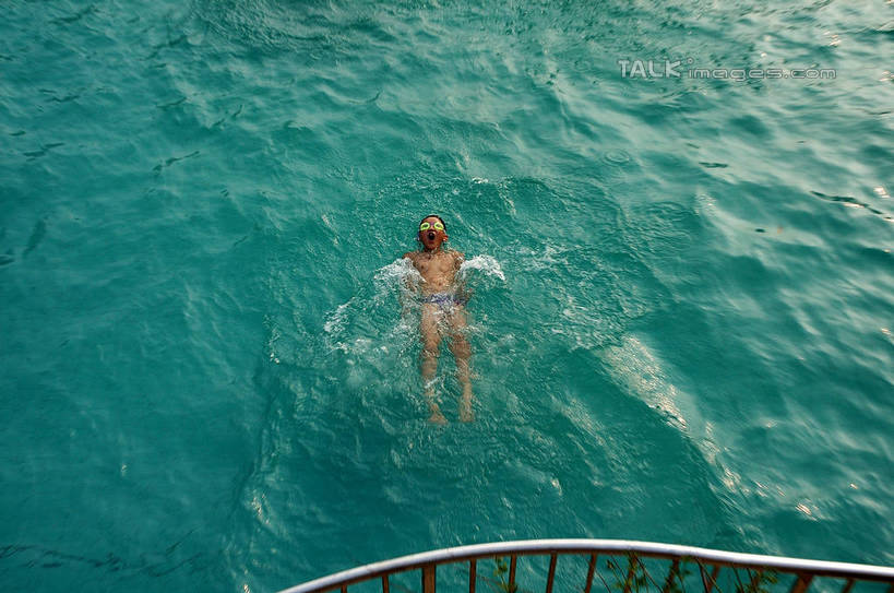 游泳,东方人,儿童,一个人,游泳池,栏杆,横图,俯视,室外,白天,纯洁,水,亚洲,仅一个男性,仅一个人,阴影,飞溅,溅,光线,扶手,液体,影子,水池,水滴,水面,注视,黄种人,泳池,护栏,水珠,小孩,阳光,观察,看,仅一个小孩,可爱,童年,童趣,观看,游泳裤,察看,关注,喷洒,童真,烂漫,无邪,泅水,拍浮,天真,男孩,男人,男性,亚洲人,孩子,彩图,高角度拍摄,全身,男生,shzxz1