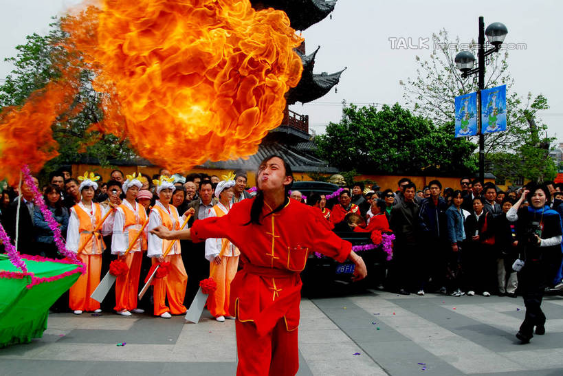 东方人,嘴,站,横图,室外,白天,正面,民族服装,度假,热情,美景,植物,城市风光,城市,路灯,火,照明,上海,中国,亚洲,行人,游客,游人,阴影,服装,光线,火焰,影子,景观,灯光,许多人,燃烧,注视,休闲装,黄种人,娱乐,路人,旅客,灯,树,树木,衣服,杂技,蓝色,绿色,蓝天,天空,阳光,自然,天,吹,嘟嘴,观察,看,站着,一群人,享受,休闲,休闲服,撅嘴,景色,放松,喷火,服饰,生长,晴朗,成长,观看,照亮,申,察看,照明设备,关注,东亚,特技,上海市,万里无云,中华人民共和国,沪,华东地区,过客,男人,男性,年轻男性,年轻女性,女人,女性,亚洲人,嘴巴,嘴唇,晴空,晴空万里,抬头,仰头,站立,半身,彩图,传统服装,民俗服,杂伎,吹火,口中喷火,喷火表演,shzxz1