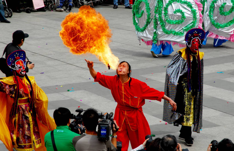 东方人,嘴,站,横图,俯视,室外,白天,民族服装,度假,热情,美景,城市风光,城市,火,亚洲,行人,游客,游人,服装,庆祝,火焰,景观,许多人,燃烧,注视,休闲装,黄种人,娱乐,路人,旅客,车,衣服,杂技,交通工具,吹,嘟嘴,观察,看,站着,一群人,享受,休闲,休闲服,撅嘴,花车,景色,放松,喷火,服饰,观看,庆贺,察看,关注,载具,祝贺,游行,特技,游街,过客,男人,男性,年轻男性,年轻女性,女人,女性,亚洲人,嘴巴,嘴唇,抬头,仰头,站立,半身,彩图,高角度拍摄,传统服装,民俗服,杂伎,吹火,口中喷火,喷火表演,shzxz1