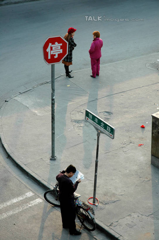 东方人,三个人,站,竖图,俯视,室外,白天,工作服,制服,道路,路,指示牌,公路,自行车,帽子,亚洲,握,阴影,服装,光线,标志,路标,头盔,文字,影子,字符,分界线,停车线,交通,警告,拿,拿着,注视,休闲装,黄种人,标识,路牌,车,脚踏车,工人,衣服,阳光,安全帽,交通工具,低头,观察,看,站着,休闲,休闲服,汉字,警示,握着,服饰,观看,车行道,车行道分界线,禁止,提醒,察看,关注,提示,限制,中文,载具,标线,车行线,国文,华文,工作制服,危险,男人,男性,年轻男性,亚洲人,员工,马路,站立,彩图,高角度拍摄,全身,工作套服,匠人,劳动者,体力工,shzxz1