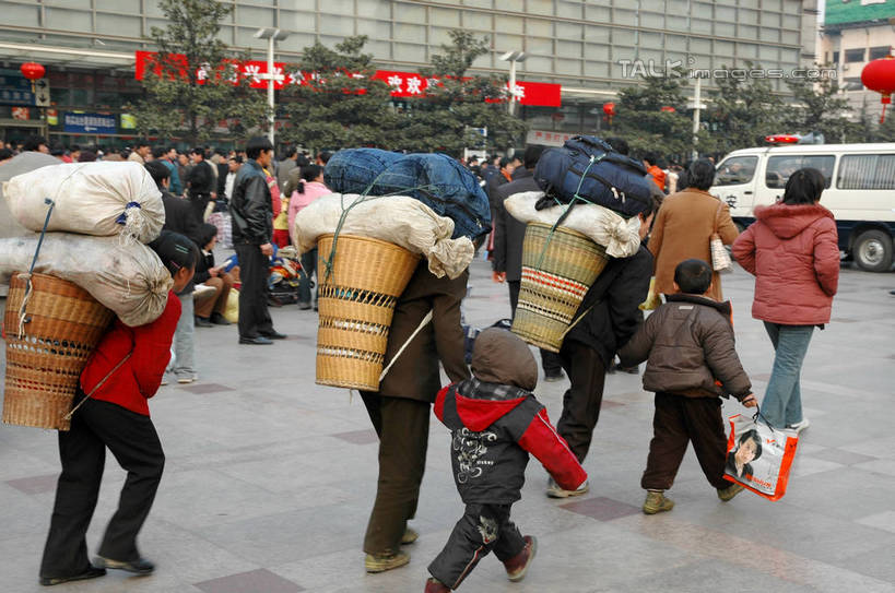 东方人,儿童,背部,家庭,夫妻,母亲,父亲,儿子,火车站,站,走,横图,室外,白天,正面,爱情,纯洁,植物,汽车,上海,中国,亚洲,一辆,行人,游客,游人,服装,包,木桶,桶,面包车,许多人,浪漫,旅行包,注视,黄种人,路人,旅客,车,树,树木,小孩,衣服,绿色,自然,背包,容器,交通工具,上海站,观察,看,站着,一群人,温暖,温馨,父子,母子,一家人,恩爱,父爱,可爱,母爱,童年,童趣,恋人,服饰,生长,成长,观看,储藏,羽绒服,保暖,申,和睦,察看,御寒,储存,关注,载具,童真,东亚,烂漫,无邪,上海火车站,上海市,中华人民共和国,沪,华东地区,旅游包,闸北区,过客,冬装,天真,男孩,男人,男性,年轻男性,年轻女性,女人,女性,亚洲人,孩子,年轻人,夫妇,情侣,步行,散步,站立,走路,半身,彩图,铁路车站,铁路站,伴侣,融洽,贮存,双肩包,男生,shzxz1