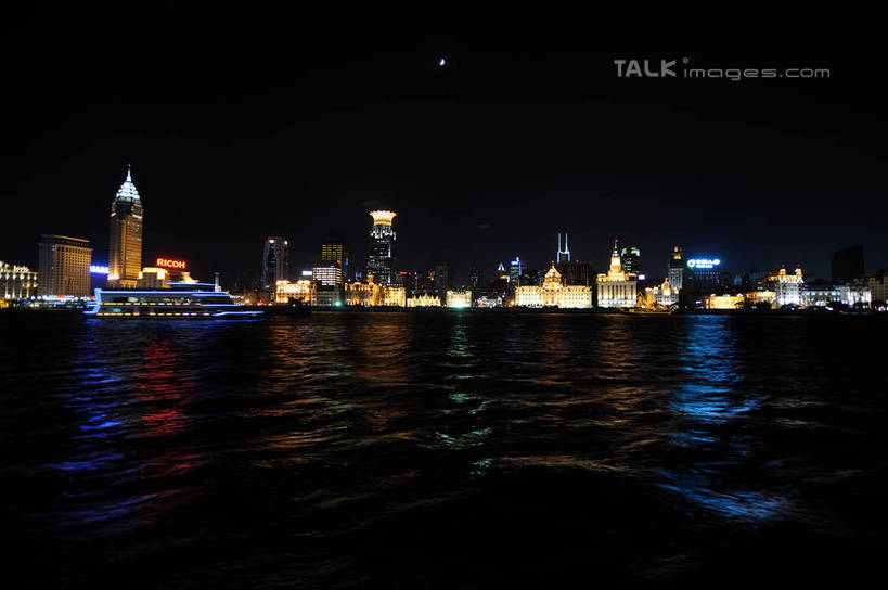 无人,高楼大厦,横图,全景,彩色,室外,夜晚,正面,度假,河流,美景,水,天际线,城市风光,标志建筑,城市,大厦,地标,建筑,摩天大楼,霓虹灯,上海,中国,亚洲,阴影,光线,影子,河水,景观,水流,建筑群,灯光,七彩,娱乐,光源,建设,黄浦江,霓虹,灯,外滩,享受,休闲,景色,放松,上海大厦,申,照明设备,黄浦区,浦西,东亚,万国建筑博览群,外滩万国建筑博览群,上海总会,亚细亚大楼,东风饭店,有利大楼,日清大楼,中国通商银行大楼,招商局大楼,大北电报公司大楼,浦东发展银行大楼,上海海关大楼,交通银行大楼,华俄道胜银行大楼,台湾银行大楼,麦加利银行大楼,友邦大厦,和平饭店南楼,和平饭店北楼,中国银行大楼,怡泰邮船大楼,正金大楼,怡和洋行大楼,东方大楼,英国领事馆,俄罗斯总领事馆,气象信号台,中山东一路,上海市,中华人民共和国,沪,华东地区,氖灯,彩图,大楼,高层建筑,高楼,摩天楼,黄埔滩,上海外滩,外黄埔滩,shzxz1