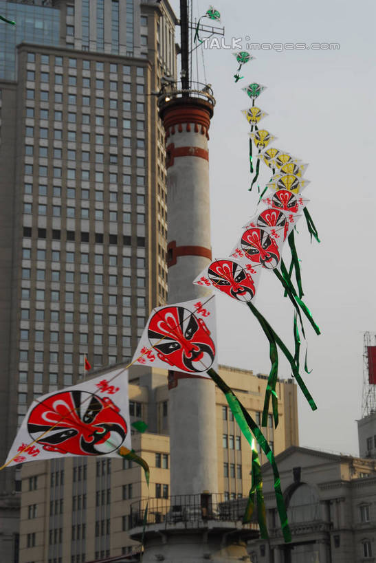 无人,高楼大厦,竖图,室外,白天,仰视,度假,美景,城市风光,城市,大厦,建筑,摩天大楼,上海,中国,亚洲,阴影,光线,面具,影子,景观,云,云朵,云彩,文化,娱乐,蓝色,白云,蓝天,天空,阳光,脸谱,风筝,天,享受,休闲,景色,放松,放风筝,晴朗,申,纸鸢,中国文化,黄浦区,京剧,东亚,放鹞子,鹞,鹞子,鸢,木鸢,延安东路,戏曲,外滩信号塔,上海市,国粹,中华人民共和国,沪,华东地区,晴空,彩图,低角度拍摄,大楼,高层建筑,高楼,摩天楼,国剧,京戏,平剧,中国戏曲,京剧脸谱,传统文化,shzxz1