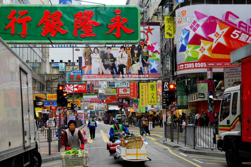 东方人,商店,走,横图,室外,白天,正面,购物,度假,消费,美景,城市风光,超市,城市,商场,香港,中国,亚洲,行人,游客,游人,服装,标志,文字,字符,景观,许多人,休闲装,黄种人,娱乐,标识,路人,旅客,衣服,一群人,享受,休闲,休闲服,汉字,景色,放松,金融,百货,服饰,港,中文,选购,贸易,百货公司,东亚,湾仔,香港特别行政区,港澳台,中华人民共和国,血拼,国文,华文,过客,湾仔区,男人,男性,年轻男性,年轻女性,女人,女性,亚洲人,步行,散步,走路,半身,彩图,购物商场,购物中心,商业中心,皇后大道,皇后大道中,香港永隆银行,永隆银行,shzxz1