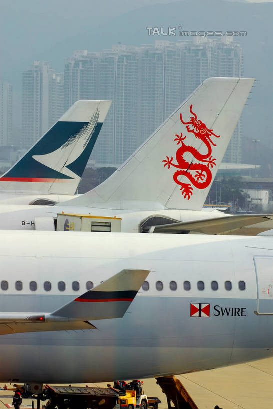 无人,家,机场,竖图,室外,白天,正面,飞机,飞机场,中国,亚洲,许多,停靠,符号,图案,房屋,屋子,公寓,交通,很多,航空,洋房,楼房,住宅,红色,停机坪,交通工具,运输,客机,停泊,载具,东亚,中华人民共和国,彩图,房子,shzxz1