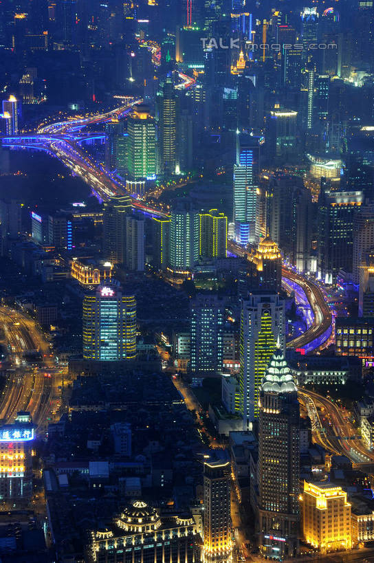 无人,家,高楼大厦,竖图,俯视,航拍,室外,夜晚,度假,美景,城市风光,标志建筑,城市,大厦,道路,地标,建筑,路,路灯,摩天大楼,夜景,公路,照明,上海,中国,亚洲,阴影,光线,影子,房屋,屋子,景观,公寓,灯光,交通,娱乐,建设,黄浦江,洋房,楼房,住宅,灯,外滩,享受,休闲,景色,放松,上海大厦,照亮,申,照明设备,鸟瞰,黄浦区,浦西,东亚,万国建筑博览群,外滩万国建筑博览群,上海总会,亚细亚大楼,东风饭店,有利大楼,日清大楼,中国通商银行大楼,招商局大楼,大北电报公司大楼,浦东发展银行大楼,上海海关大楼,交通银行大楼,华俄道胜银行大楼,台湾银行大楼,麦加利银行大楼,友邦大厦,和平饭店南楼,和平饭店北楼,中国银行大楼,怡泰邮船大楼,正金大楼,怡和洋行大楼,东方大楼,英国领事馆,俄罗斯总领事馆,气象信号台,中山东一路,上海市,中华人民共和国,沪,华东地区,马路,彩图,高角度拍摄,房子,大楼,高层建筑,高楼,摩天楼,黄埔滩,上海外滩,外黄埔滩,shzxz1