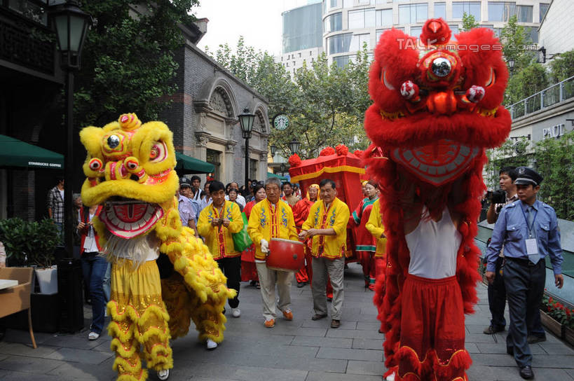 东方人,家,站,走,横图,室外,白天,正面,旅游,度假,美景,植物,城市风光,城市,建筑,路灯,照明,上海,中国,亚洲,舞狮,表演,服装,辟邪,房屋,屋子,景观,公寓,灯光,许多人,注视,休闲装,黄种人,文化,娱乐,建设,洋房,楼房,住宅,灯,树,树木,衣服,绿色,自然,观察,看,祈祷,祈福,站着,一群人,享受,休闲,健康,休闲服,景色,放松,许愿,服饰,生长,成长,观看,祈求,照亮,申,察看,照明设备,关注,东亚,舞狮子,上海市,中华人民共和国,沪,华东地区,驱邪,祛邪,避邪,狮灯,狮子舞,平安,男人,男性,年轻男性,年轻女性,女人,女性,中年男性,中年女性,亚洲人,步行,散步,站立,走路,半身,彩图,舞蹈,房子,shzxz1