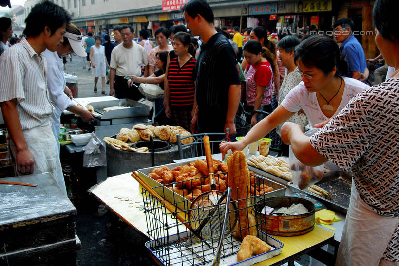 点心,面食,东方人,店员,站,横图,室外,白天,正面,购物,烹饪,早餐,钱,消费,自行车,厨具,袋子,金属制品,亚洲,握,服装,金属,包装袋,锅子,钱币,手提袋,油炸,料理,食品,购物袋,许多人,拿,拿着,注视,休闲装,黄种人,锅,美食,顾客,车,脚踏车,食物,衣服,交通工具,观察,看,站着,一群人,营业员,休闲,休闲服,中式,早点,握着,金融,服饰,麻花,经济,锅具,观看,油条,察看,购买,关注,载具,流通,贸易,烹饪用具,大饼,销售人员,主顾,货币,现金,硬币,男人,男性,年轻男性,年轻女性,女人,女性,中年男性,中年女性,亚洲人,售货员,烹调用具,烹调,站立,半身,彩图,早饭,油果子,油馍,油炸果,油炸桧,shzxz1