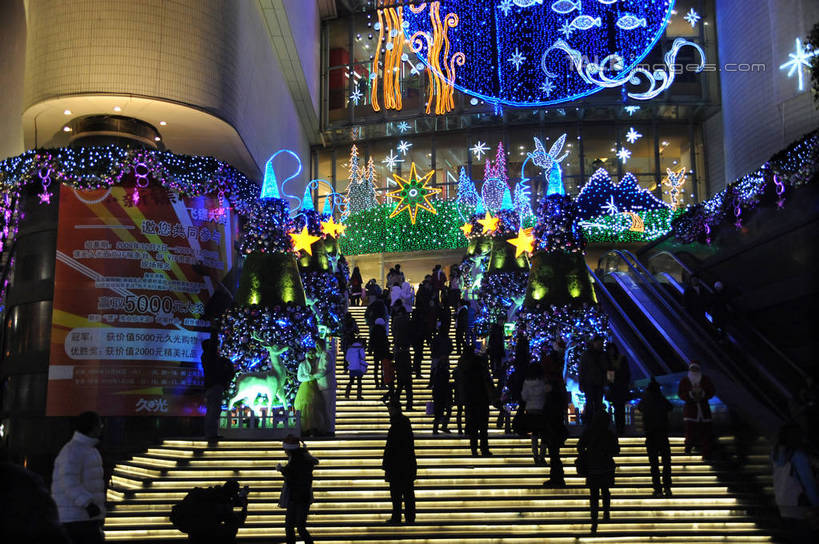 东方人,走,横图,室外,夜晚,仰视,度假,美景,楼梯,城市风光,城市,夜景,照明,上海,中国,圣诞节,亚洲,行人,游客,游人,阴影,服装,节日,庆祝,光线,彩灯,影子,阶梯,景观,灯光,许多人,休闲装,黄种人,文化,娱乐,路人,旅客,台阶,灯,衣服,灯具,一群人,庆典,享受,休闲,休闲服,景色,放松,服饰,花灯,纪念,照亮,申,照明设备,圣诞灯,东亚,上海市,中华人民共和国,沪,华东地区,过客,男人,男性,年轻男性,年轻女性,女人,女性,亚洲人,步行,散步,走路,半身,彩图,低角度拍摄,shzxz1