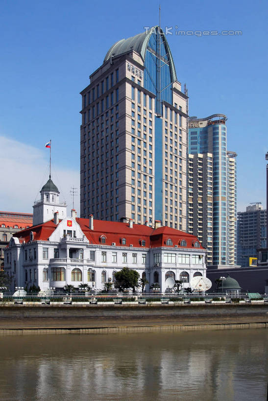 无人,家,高楼大厦,竖图,室外,白天,正面,度假,河流,美景,水,植物,城市风光,标志建筑,城市,大厦,地标,建筑,摩天大楼,上海,中国,亚洲,阴影,光线,影子,房屋,屋子,河水,景观,水流,云,云朵,公寓,云彩,娱乐,建设,虹口区,洋房,楼房,住宅,树,树木,蓝色,绿色,白云,倒影,蓝天,天空,阳光,自然,天,享受,休闲,景色,放松,生长,晴朗,成长,申,倒映,东亚,上海市,黄浦路,俄罗斯联邦驻上海总领事馆,中华人民共和国,沪,华东地区,反照,晴空,彩图,房子,大楼,高层建筑,高楼,摩天楼,俄罗斯驻上海总领事馆,shzxz1