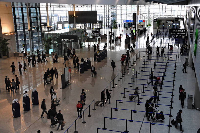 东方人,机场,栏杆,走,横图,俯视,室内,白天,度假,美景,城市风光,城市,飞机场,上海,中国,亚洲,行人,游客,游人,握,服装,拉杆箱,旅行箱,景观,围栏,许多人,拿,拿着,休闲装,黄种人,娱乐,护栏,路人,旅客,衣服,行李箱,箱子,航站楼,一群人,享受,休闲,休闲服,景色,放松,握着,服饰,出差,虹桥机场,申,候机楼,东亚,长宁区,上海市,中华人民共和国,沪,华东地区,虹桥路,上海虹桥国际机场,过客,旅客航站楼,男人,男性,年轻男性,年轻女性,女人,女性,亚洲人,航空站,空港,步行,散步,走路,半身,彩图,高角度拍摄,旅行,shzxz1