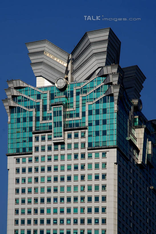 无人,高楼大厦,竖图,室外,白天,仰视,度假,美景,窗户,城市风光,标志建筑,城市,大厦,地标,建筑,摩天大楼,上海,中国,亚洲,阴影,光线,影子,墙,景观,娱乐,建设,玻璃窗,墙壁,墙面,蓝色,蓝天,天空,阳光,天,享受,休闲,景色,放松,晴朗,申,黄浦区,东亚,上海市,光明大厦,万里无云,中华人民共和国,沪,华东地区,晴空,晴空万里,彩图,低角度拍摄,大楼,高层建筑,高楼,摩天楼,金陵东路,shzxz1