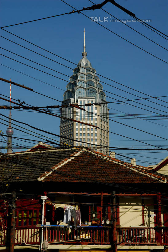 无人,家,高楼大厦,竖图,室外,白天,仰视,度假,美景,植物,城市风光,标志建筑,城市,大厦,地标,建筑,摩天大楼,上海,中国,亚洲,阴影,光线,影子,房屋,屋子,景观,公寓,娱乐,建设,洋房,楼房,住宅,树,树木,蓝色,绿色,蓝天,天空,阳光,自然,天,享受,休闲,景色,放松,生长,晴朗,成长,申,黄浦区,东亚,上海市,光明大厦,万里无云,中华人民共和国,沪,华东地区,晴空,晴空万里,彩图,低角度拍摄,房子,大楼,高层建筑,高楼,摩天楼,金陵东路,shzxz1