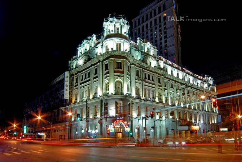 无人,高楼大厦,横图,室外,夜晚,长时间曝光,仰视,度假,美景,城市风光,标志建筑,城市,大厦,道路,地标,建筑,路,路灯,摩天大楼,人行横道,夜景,公路,照明,上海,中国,亚洲,阴影,朦胧,模糊,光线,影子,景观,人行道,灯光,分界线,停车线,交通,娱乐,建设,虹口区,灯,享受,休闲,景色,放松,车行道,车行道分界线,照亮,申,照明设备,标线,人行横道线,曝光,东亚,车行线,浦江饭店,上海市,黄浦路,中华人民共和国,沪,华东地区,斑马线,马路,彩图,低角度拍摄,大楼,高层建筑,高楼,摩天楼,礼查饭店,shzxz1