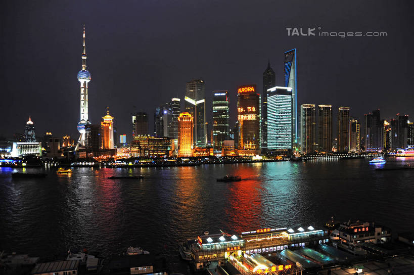 无人,高楼大厦,码头,横图,全景,彩色,室外,夜晚,正面,长时间曝光,度假,河流,美景,水,天际线,城市风光,标志建筑,城市,大厦,地标,港口,建筑,摩天大楼,霓虹灯,夜景,上海,中国,亚洲,阴影,朦胧,模糊,光线,影子,河水,景观,水流,灯光,七彩,娱乐,光源,建设,东方明珠,黄浦江,金茂大厦,浦东,霓虹,灯,外滩,享受,休闲,景色,放松,环球金融中心,申,照明设备,电视塔,曝光,柏悦酒店,国际贸易金融中心,合生国际大厦,花旗集团大厦,金融中心,陆家嘴,陆家嘴金融中心,浦东新区,上海环球金融中心,香格里拉酒店,震旦国际大楼,东亚,东方明珠电视塔,滨江大道,上海国际会议中心,上海国际新闻中心,上海市,中华人民共和国,沪,华东地区,氖灯,彩图,摆渡口,埠头,大楼,渡口,渡头,港湾,高层建筑,高楼,海港,货运码头,口岸,摩天楼,商港,黄埔滩,上海外滩,外黄埔滩,春申江,shzxz1