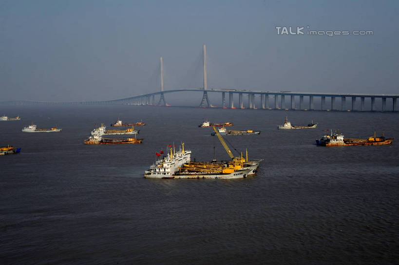 无人,横图,俯视,航拍,室外,白天,度假,河流,美景,水,城市风光,城市,大桥,轮船,桥梁,船,上海,中国,亚洲,阴影,波纹,光线,影子,河水,景观,水流,斜拉桥,桥,涟漪,娱乐,蓝色,倒影,蓝天,水纹,天空,阳光,交通工具,波浪,沙洲,天,享受,休闲,景色,放松,晴朗,申,倒映,鸟瞰,载具,青草沙,东亚,上海市,长兴岛,青草沙水库,万里无云,中华人民共和国,沪,华东地区,水晕,崇明县,反照,斜张桥,晴空,晴空万里,彩图,高角度拍摄,冲积沙洲,崇明,固定沙,shzxz1