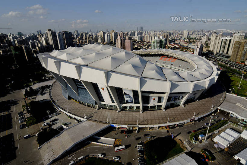 无人,体育馆,家,高楼大厦,运动场,横图,全景,俯视,航拍,室外,白天,度假,草地,草坪,美景,天际线,植物,城市风光,标志建筑,城市,大厦,道路,地标,建筑,路,摩天大楼,公路,汽车,上海,中国,亚洲,阴影,光线,影子,房屋,屋子,景观,云,云朵,公寓,交通,云彩,娱乐,建设,体育场,洋房,楼房,住宅,车,草,树,树木,蓝色,绿色,白云,蓝天,天空,阳光,自然,交通工具,轿车,天,享受,休闲,景色,放松,生长,晴朗,成长,申,鸟瞰,载具,东亚,上海体育馆,徐汇区,上海大舞台,上海市,中华人民共和国,沪,华东地区,运动馆,晴空,马路,彩图,高角度拍摄,房子,大楼,高层建筑,高楼,摩天楼,万人体育馆,shzxz1