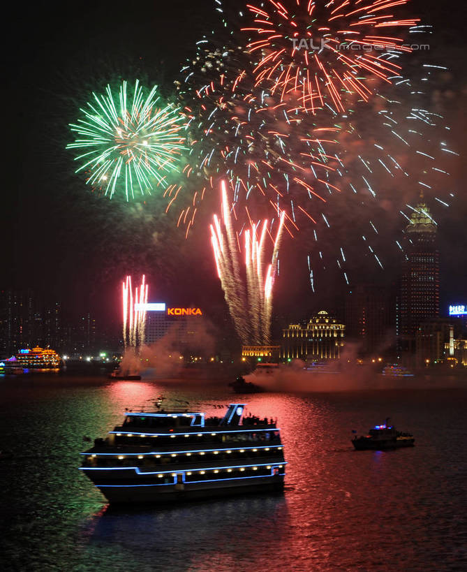 无人,高楼大厦,竖图,彩色,室外,夜晚,正面,长时间曝光,度假,河流,美景,水,城市风光,标志建筑,城市,大厦,地标,建筑,摩天大楼,霓虹灯,烟火,夜景,船,上海,中国,亚洲,阴影,波纹,朦胧,模糊,光线,影子,河水,景观,水流,灯光,七彩,涟漪,辉煌,娱乐,光源,建设,浦东,霓虹,游轮,游船,灯,倒影,水纹,焰火,交通工具,邮轮,波浪,享受,休闲,灿烂,景色,放松,璀璨,申,倒映,照明设备,载具,礼花,光辉,曝光,黄浦区,金融中心,陆家嘴,陆家嘴金融贸易区,浦东新区,震旦国际大楼,东亚,上海市,光明大厦,中华人民共和国,沪,华东地区,水晕,氖灯,花炮,礼花炮,绚烂,旅游船,光耀,反照,烟花,彩图,大楼,高层建筑,高楼,摩天楼,金陵东路,shzxz1