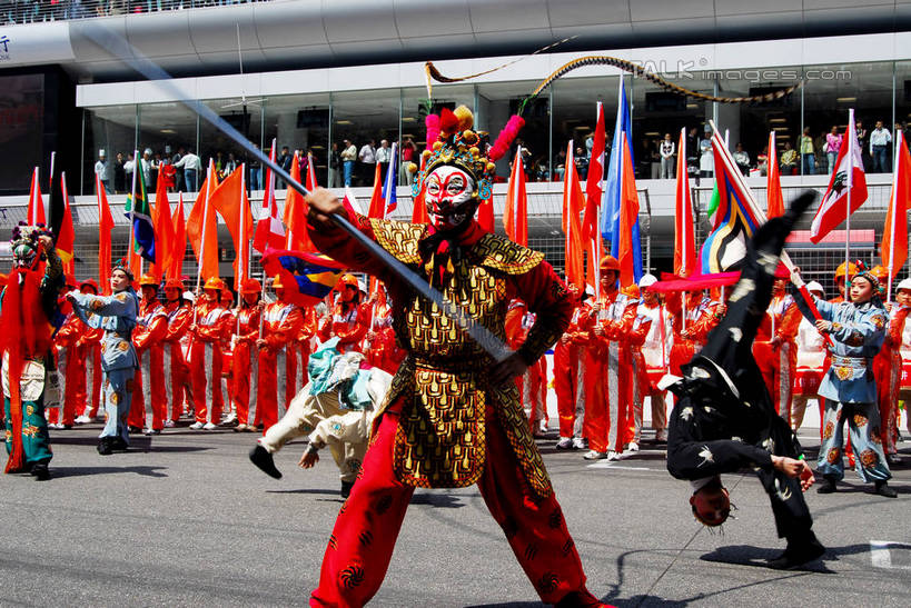 东方人,演员,观众,站,横图,室外,白天,正面,民族服装,旅游,度假,标志建筑,地标,建筑,上海,中国,亚洲,表演,阴影,服装,光线,影子,许多人,注视,黄种人,文化,娱乐,建设,扮演,衣服,阳光,观察,看,站着,一群人,享受,休闲,大衣,旅游胜地,放松,服饰,观看,申,察看,演出,衣着,穿着,关注,中国文化,表演服,演出服,京剧,东亚,安亭,戏曲,上海国际赛车场,上海市,嘉定区,国粹,中华人民共和国,沪,华东地区,衣饰,道具服,男人,男性,年轻男性,年轻女性,女人,女性,亚洲人,观赏人员,站立,半身,彩图,传统服装,民俗服,京剧服饰,国剧,京戏,平剧,中国戏曲,安亭镇,上海国际赛道,传统文化,shzxz1