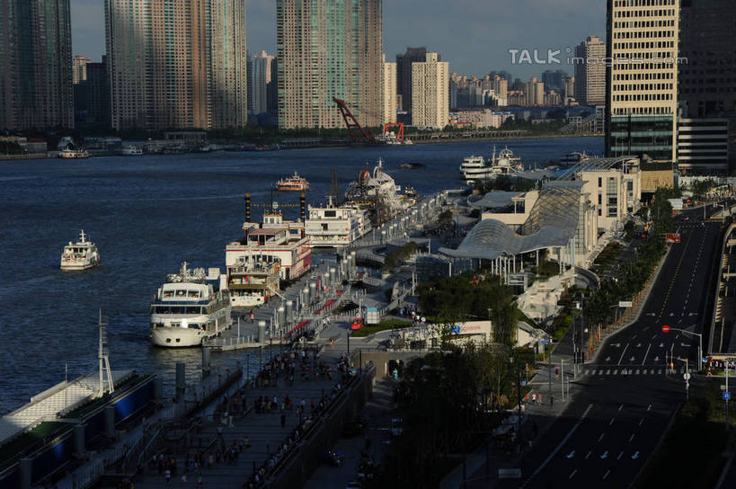 无人,高楼大厦,码头,横图,俯视,航拍,室外,白天,度假,美景,植物,城市风光,标志建筑,城市,大厦,地标,港口,建筑,摩天大楼,船,上海,中国,亚洲,阴影,光线,影子,景观,游艇,娱乐,建设,黄浦江,树,树木,蓝色,绿色,蓝天,天空,阳光,自然,交通工具,外滩,天,享受,休闲,景色,放松,生长,晴朗,成长,申,鸟瞰,载具,黄浦区,东亚,中山东一路,上海市,万里无云,中华人民共和国,沪,华东地区,晴空,晴空万里,彩图,高角度拍摄,摆渡口,埠头,大楼,渡口,渡头,港湾,高层建筑,高楼,海港,货运码头,口岸,摩天楼,商港,黄埔滩,上海外滩,外黄埔滩,十六铺码头,shzxz1